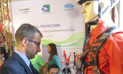 Các DN tìm hiểu các phương tiện bảo hộ lao động.