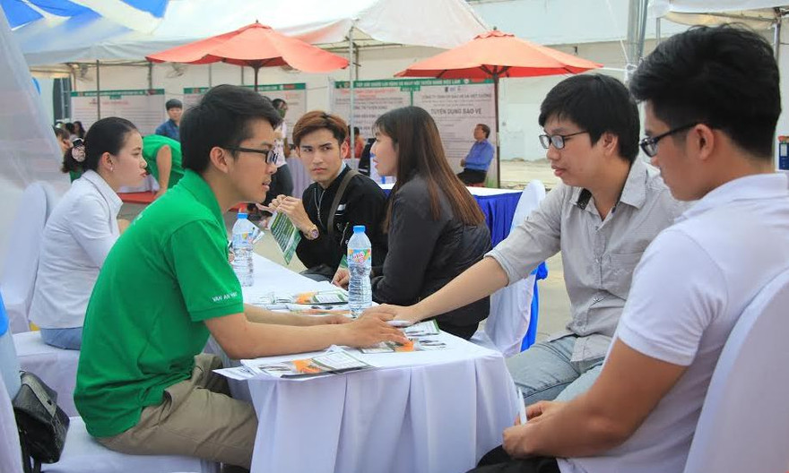  Các đơn vị, doanh nghiệp trực tiếp phỏng vấn người lao động có nhu cầu tìm việc.