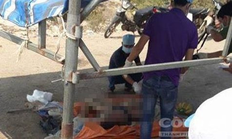 Thi thể nạn nhân được vớt lên bờ.