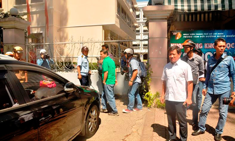 Ông Đoàn Ngọc Hải trực tiếp xuống đường chỉ đạo chiến dịch giành lại vỉa hè ở quận 1.