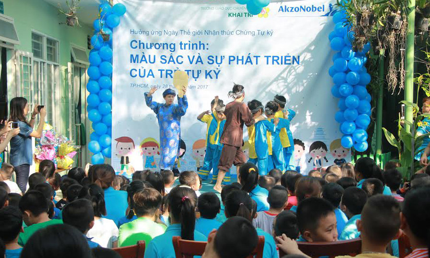 Các em tự tin biểu diễn văn nghệ trên sân khấu.