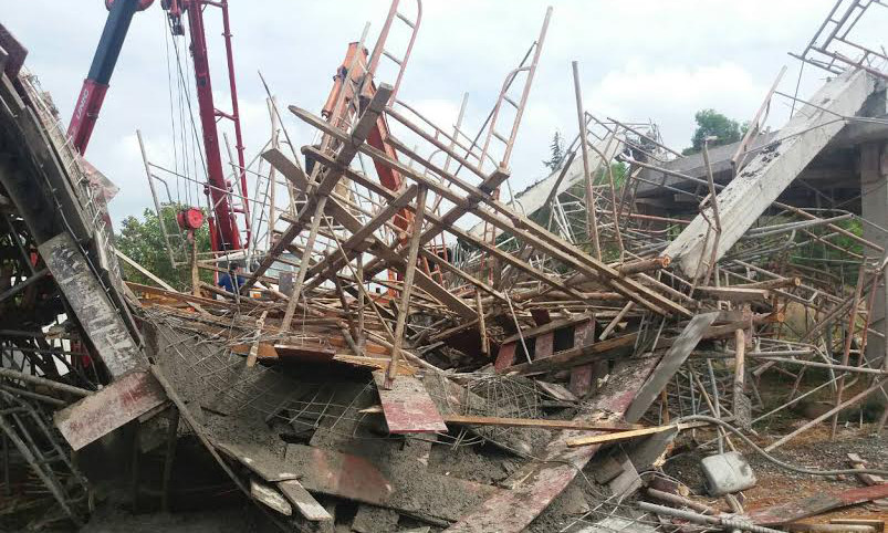 Một phần công trình bị sập.