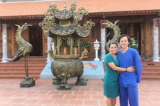 Ngọc Huyền tới thăm nhà thờ tổ do Hoài Linh xây dựng.