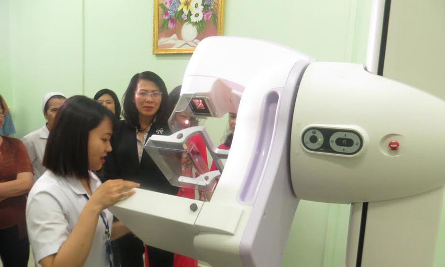 Lãnh đạo TP tham quan máy chụp nhũ ảnh kỹ thuật số.