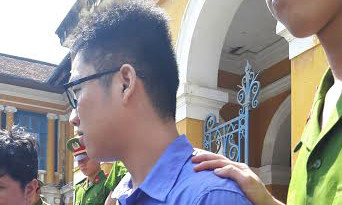 Tên cướp 9X Lý Diệu Minh tại phiên tòa sáng 1/3. Ảnh: Tân Châu.