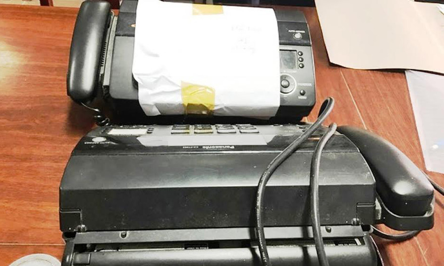 Thu giữ tang vật là các máy fax liên quan đường dây chơi lô đề “khủng” tại Huế. Ảnh: T.Bình.