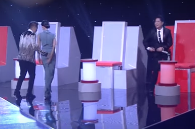 Lệ Quyên bối rối khi mic cài rơi xuống chân váy.