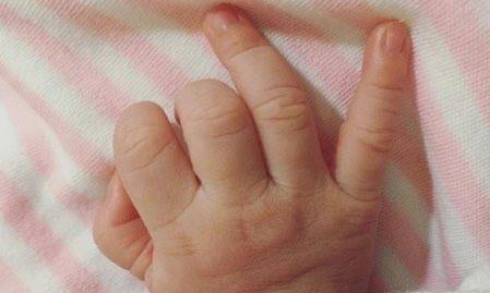 Hình tay bàn tay con gái được vợ Lam Trường chia sẻ trên trang cá nhân.