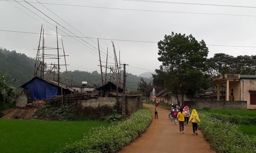 Các lò đốt than trái phép tại thôn Minh Quang, xã Lương Sơn, huyện Thường Xuân (Thanh Hóa) vẫn hoạt động bình thường bất chấp chỉ đạo dừng ngay của UBND huyện. Ảnh: Hoàng Lam.