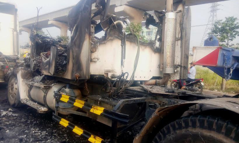 Phần đầu xe container bị cháy rụi.
