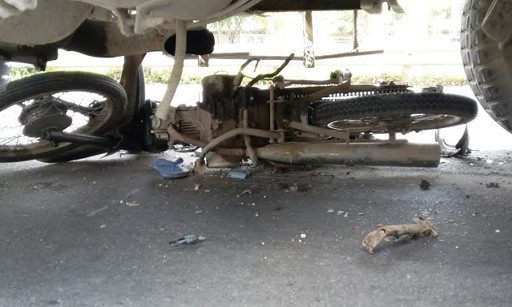 Chiếc xe máy bị cuốn vào gầm xe bồn.