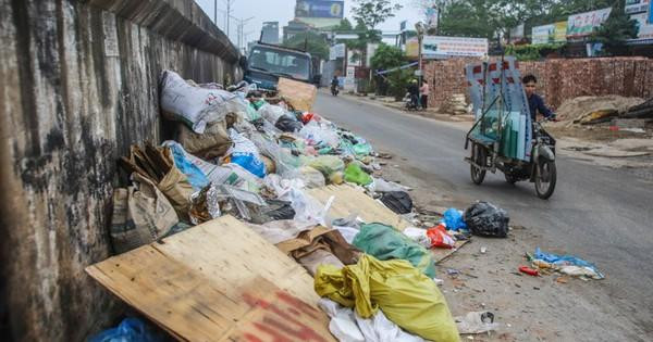 Rác thải thường xuyên ùn ứ thời điểm Cty Minh Quân trúng thầu thu gom rác bởi công nhân đình công đòi lương.