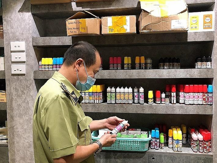 Cơ quan chức năng kiểm tra cơ sở thuốc lá điện tử trên phố cổ