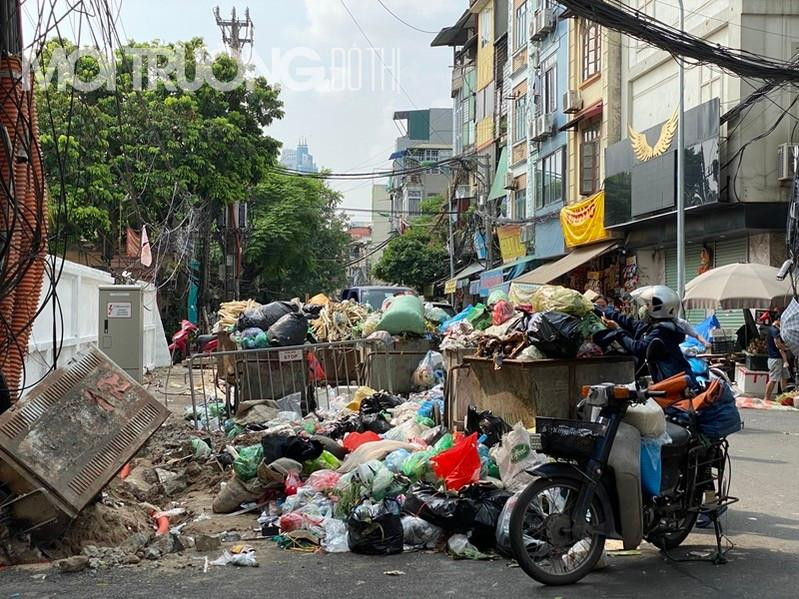 Rác ngập phường Yên Phụ vì công nhân Cty Minh Quân đình công năm 2020. Ảnh minh họa