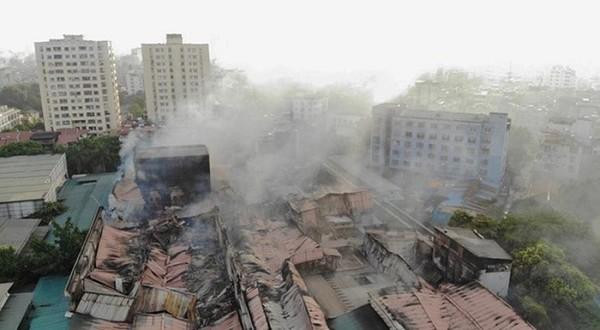 Sự cố cháy nhà máy Cty Bóng đèn Phích nước Rạng Đông ngay quận trung tâm Hà Nội.