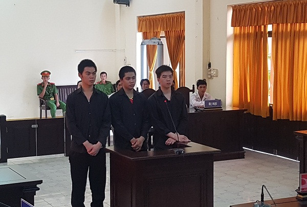 Các bị cáo tại phiên toà. Ảnh Nhật Huy