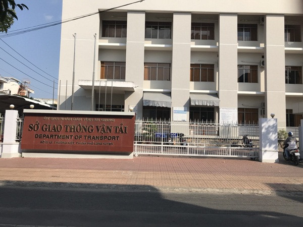 Sở GTVT tỉnh An Giang vừa có quyết định chấm dứt hợp đồng lao động đối với 13 thanh tra giao thông. Ảnh Nhật Huy