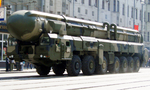 Xe chở kiêm bệ phóng đạn của tổ hợp Topol. Ảnh: Wikipedia.