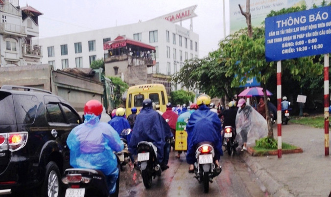 Xe khách màu vàng của công ty Hoàng Hà chạy vào vành đai 2 (Hà Nội) đón khách sai lộ trình.