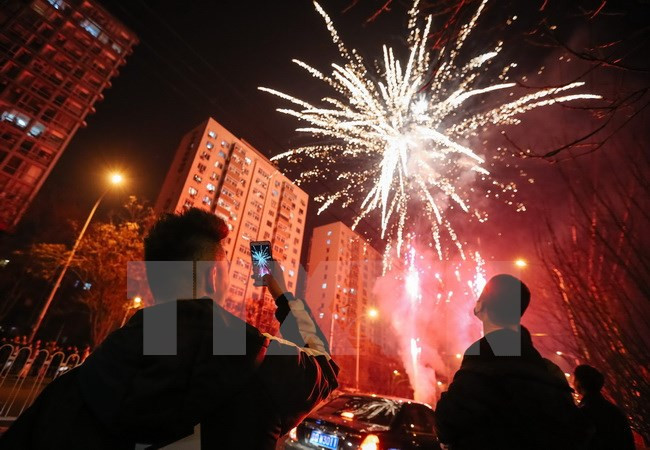 Người dân Trung Quốc đốt pháo mừng Năm mới tại Bắc Kinh ngày 27/1. (Nguồn: EPA/TTXVN)