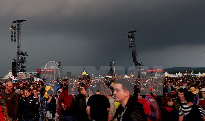 Khách tham dự sự kiện âm nhạc "Rock am Ring" ở Mendig ngày 3/6. (Nguồn: EPA/TTXVN)