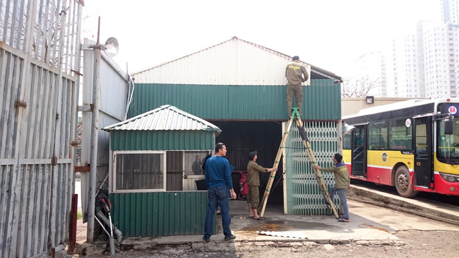 Tháo dỡ cây xăng lậu núp trong bãi đỗ xe 