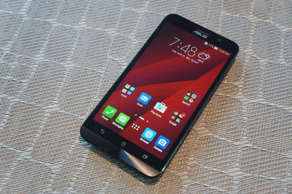 Asus ZenFone 2 bán tại Việt Nam giá bao nhiêu?