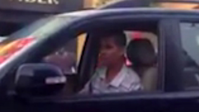 Tài xế lái xe biển xanh đi ngược chiều gây bức xúc cho người đi đường