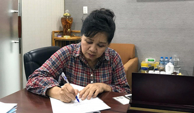 Có người giả mạo Facebook nghệ sĩ Lê Xuân Hương? Chiều 2/6, nghệ sĩ Xuân Hương đã gửi đơn tố cáo tới Công an TPHCM, đề nghị cơ quan chức năng xử lý hành vi làm nhục người khác đối với người mẫu Trang Trần. Đồng thời, nghệ sĩ Xuân Hương cũng yêu cầu làm