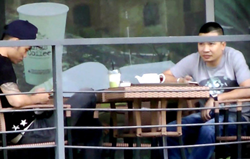 Ông trùm Dương (bên phải) và đồng phạm bị theo dõi. Ảnh: C.A.