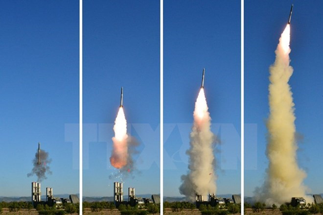 Một hệ thống vũ khí phòng không có dẫn đường của Học viện Khoa học quốc phòng Triều Tiên được bắn thử tại một địa điểm bí mật. Nguồn: EPA/TTXVN.