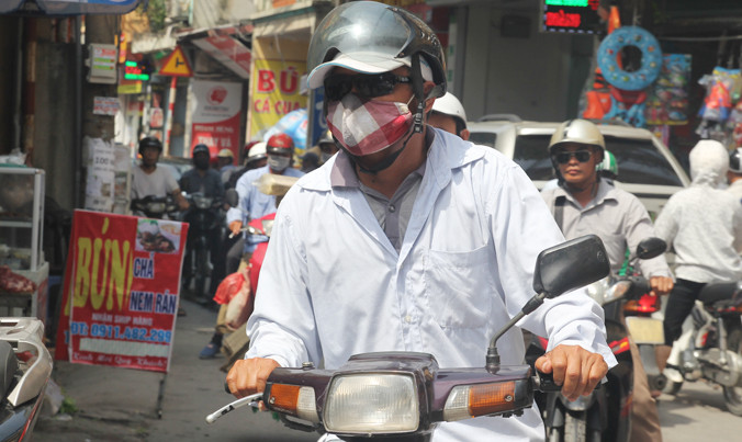 Người dân Hà Nội trong cái nắng hơn 40 độ C. Ảnh: Phan Thiên.