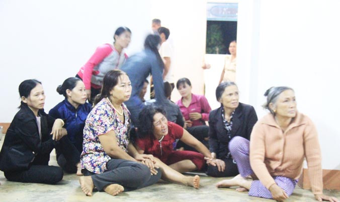 Cha mẹ khóc thương các con.