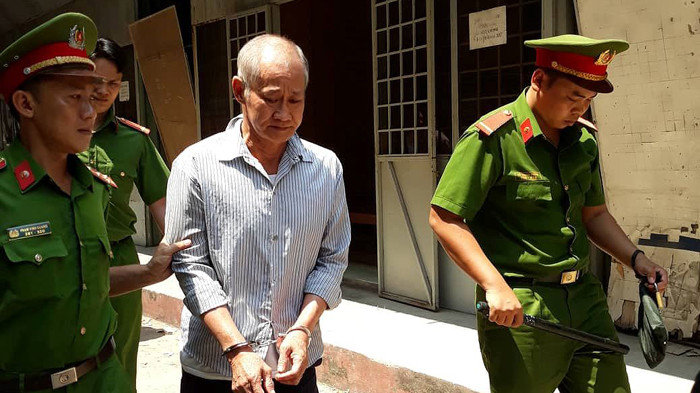 Ông Dương Văn Các rời tòa về trại tạm giam trưa nay. Ảnh: Tân Châu