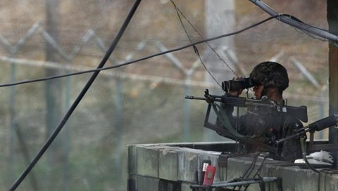 Binh sĩ Hàn Quốc quan sát tại Đường ranh giới quân sự (MDL). Ảnh: Yonhap