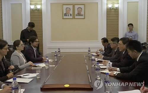 Cuộc họp giữa bà Catalina Devandas-Aguilar, đại diện của Liên Hợp Quốc, và ông Ri Hung-sik của Triều Tiên tại Bình Nhưỡng hồi tháng trước. Ảnh từ Bình Nhưỡng