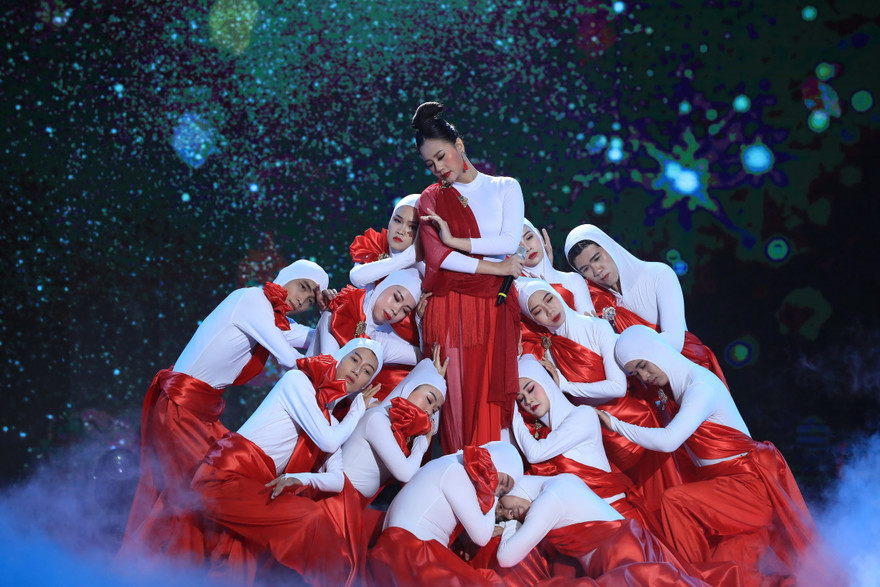 Hà Thuý Anh bật khóc khi lên ngôi quán quân 'Hãy nghe tôi hát'