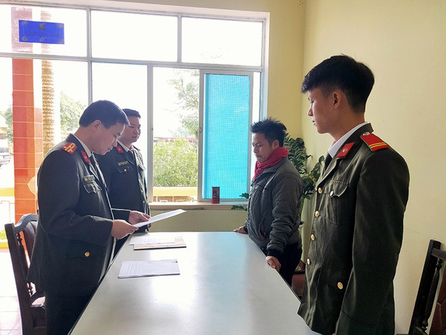 Công an huyện Ba Chẽ tống đạt quyết định xử phạt đối tượng Triệu Đức Giang (ảnh báo Quảng Ninh)