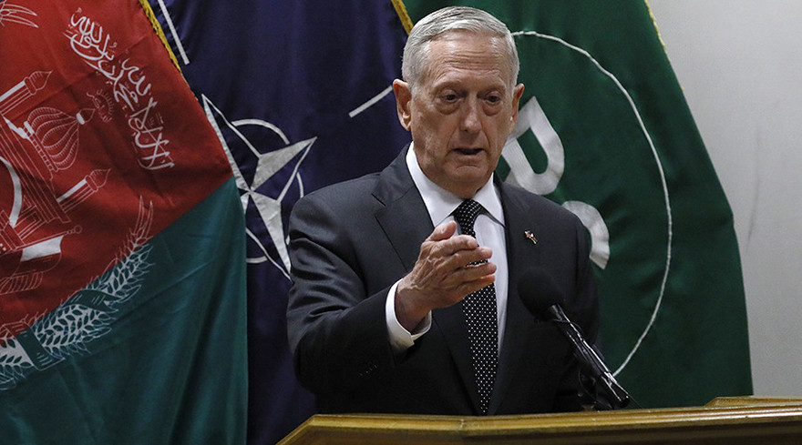 Bộ trưởng Quốc phòng Mỹ James Mattis tổ chức họp báo tại trụ sở của Resolute Support ở Kabul. Ảnh: AFP