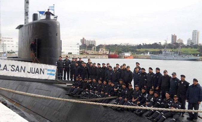 Lần cuối cùng các thủy thủ tàu ARA San Juan chụp ảnh tập thể trên thân tàu. Ảnh: Getty.