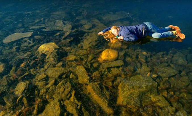 Svetlana Kuzina lắng nghe những âm thanh kỳ quái dưới hồ Akkem.