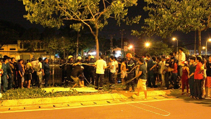 Thi thể nạn nhân được đưa lên bờ.