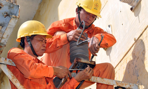 Thời tiết nắng nóng vẫn là lý do chính khiến tiêu thụ điện tăng mạnh thời gian qua.