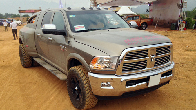 Mẫu bán tải hạng nặng góp mặt giải đua xe địa hình VOC 2015 ở Đồng Mô (Hà Nội) vưa qua, sử dụng động cơ 6,7 lít I6 Cummins Turbo Diesel, hàng hiếm tại Việt Nam.