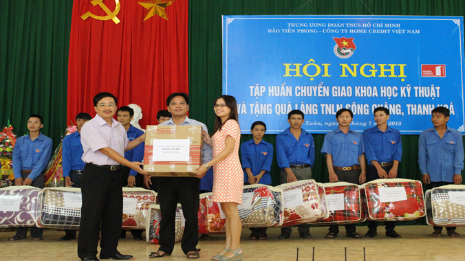 Ông Vũ Tiến- Phó Tổng Biên tập Báo Tiền Phong, và bà Võ Châu Thủy Triều- Đại diện Công ty Home Credit Việt Nam trao quà cho Làng Thanh niên lập nghiệp Sông Chàng, xã Xuân Hòa, huyện Như Xuân (Thanh Hóa). Ảnh: Hoàng Lam