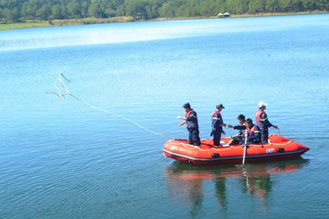 Đến 10h30 phút ngày 28/11 thi thể nạn nhân vẫn chưa được tìm thấy.