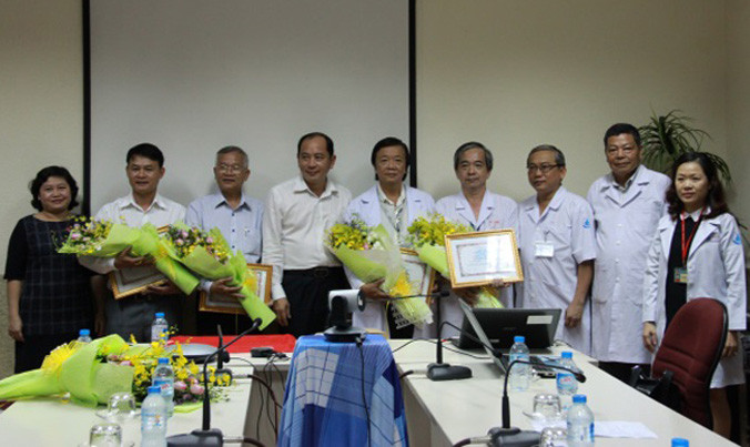 Sở Y tế TPHCM khen tặng tập thể bác sĩ đã tham gia cứu sống em bé. Ảnh: Quốc Ngọc.