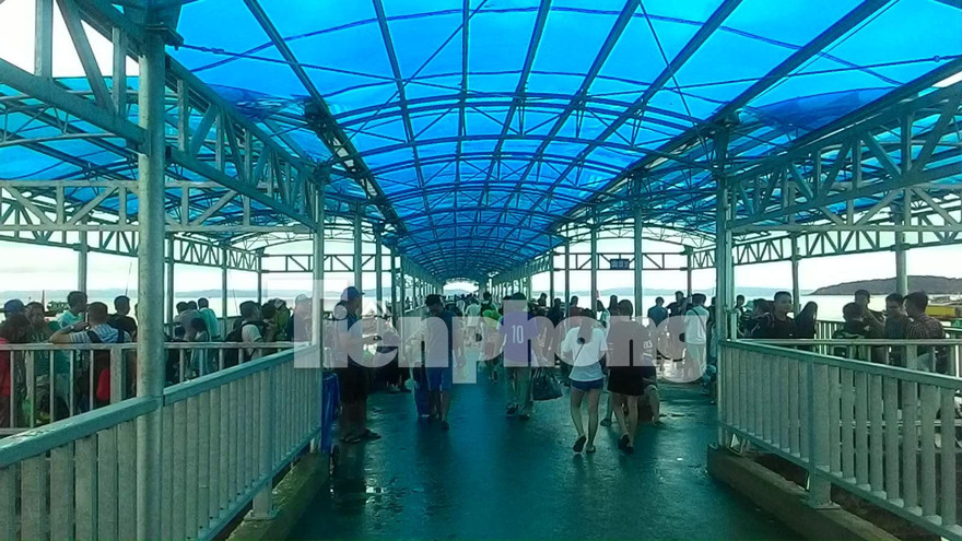 Hàng nghìn du khách tập trung tại bến tàu Cô Tô để làm thủ tục vào đất liền.