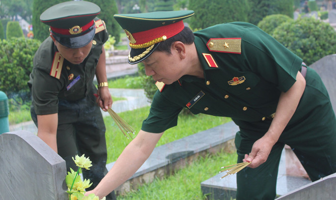 Thiếu tướng Lê Hiền Vân, Phó Chủ nhiệm Tổng cục Chính trị QĐND Việt Nam cùng các đại biểu Thanh niên Quân đội hai nước Việt Nam – Lào thực hiện các hoạt động tưởng niệm các anh hùng liệt sĩ, sáng 18/7.