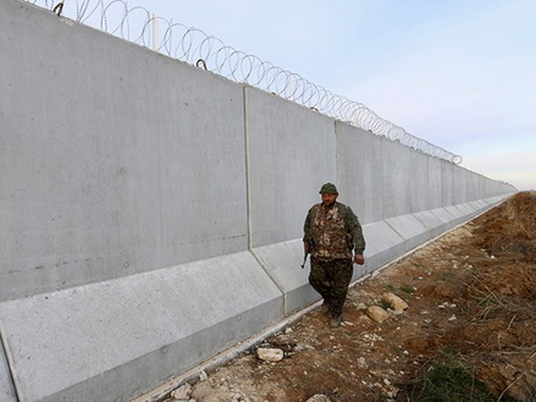 Một binh sỹ tuần tra ở biên giới Tổ Nhĩ Kỳ-Syria. (Nguồn: Reuters)